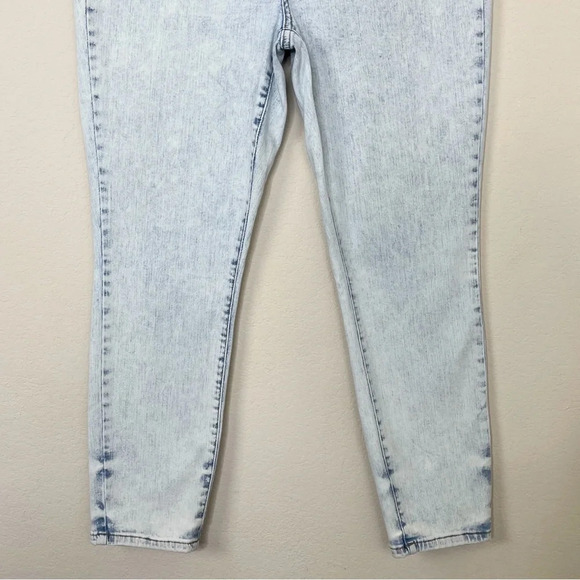 Judy Blue Slim Fit High Rise Ultra Light Acid Wash Jean - Picture 4 of 13